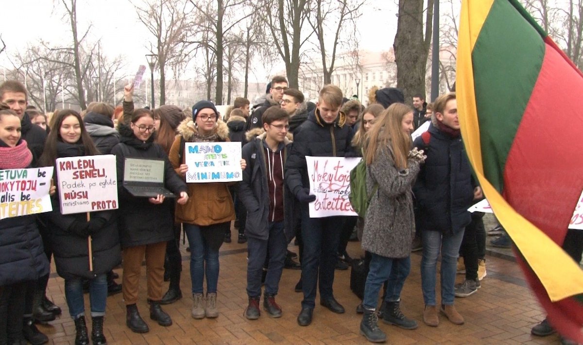 Moksleivių mitingas už mokytojus prie Šiaulių miesto savivaldybės