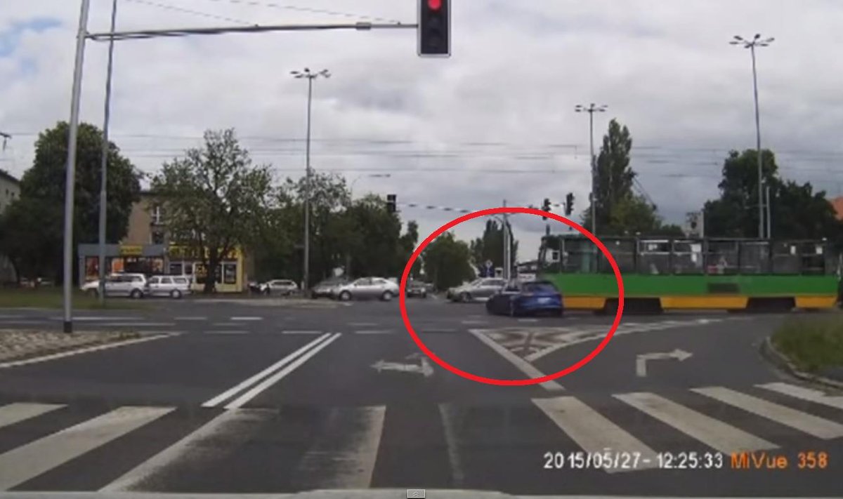 Audi RS6 wjechało pod tramwaj w Poznaniu