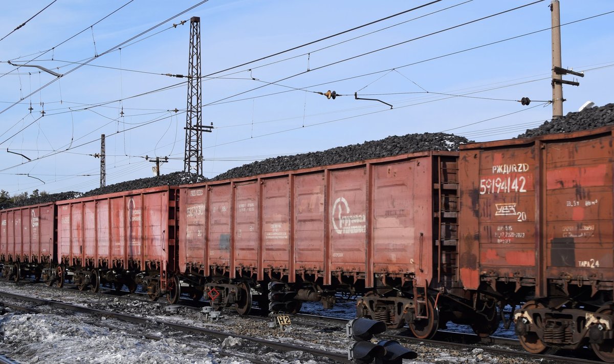 Rusijos krovininis traukinys su anglimi 