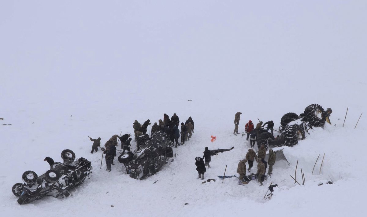 Po sniego lavinos palaidotus žmones puolusius kasti gelbėtojus palaidojo antra lavina