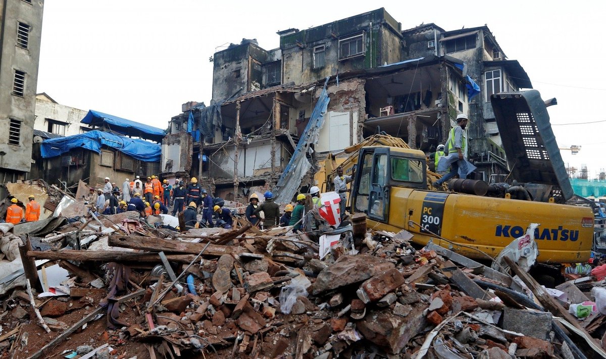 Tragedija Mumbajuje – sugriuvus pastatui žuvo 22 žmonės
