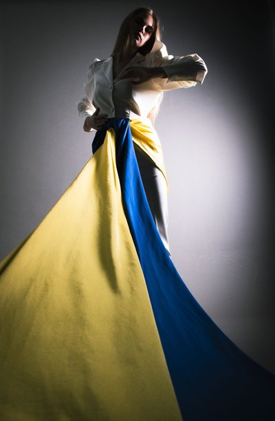 Šis nuotraukų konceptas reprezentuoja Ukrainos jėgą ir pasipriešinimą, kurią čia atspindi Anastasija, ji stovi prieš šviesą, simbolizuodama savo tautos stiprybę.