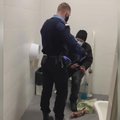 Охранник магазина Iki увел вора в туалет и стал там его избивать