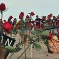 Rio de Žaneiro paplūdimį nuklojo rožės smurto aukoms atminti