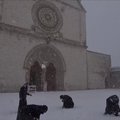 Italijoje vienuoliai džiaugiasi sniegu prie Šventojo Petro Asyžiečio bazilikos