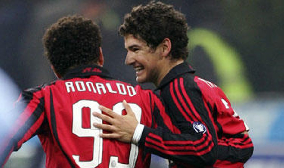 "Milan" komandos naujokas Alexandre'as Pato sveikina Ronaldo su įvarčiu