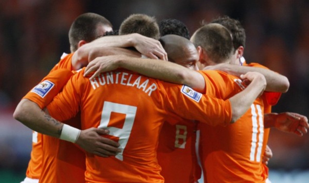 Olandijos futbolininkai džiaugiasi įvarčiu