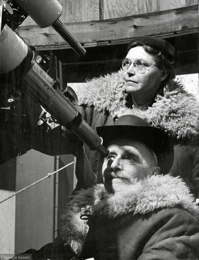 W. Iwanowska ir W. Dziewulskis Torūnės observatorijoje, fotografas Olgierd Galdynski (Vilniaus universiteto muziejaus archyvas)