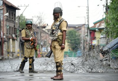 Indijos kariai ir vietos sukarintos organizacijos patruliuoja Kašmyro pasienyje. Čia itin dažni ugnies apsikeitimai su Pakistano pajėgomis ir vietos sukilėliais