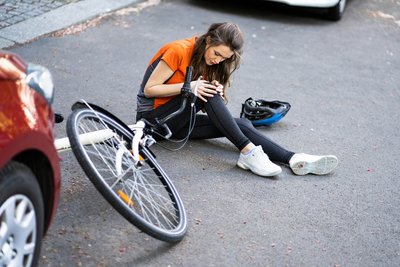 Važiavimas dviračiu gali baigtis nelaime.