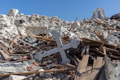2023 m. vasario 6 d. įvykęs žemės drebėjimas žalos padarė pasauliniam kultūros paveldui. Nuotraukoje graikų ortodoksų bažnyčios griuvėsiai Chatajuje, Turkijje