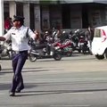 Indijos eismo reguliuotojas, į kurį turistai žiūri išsižioję