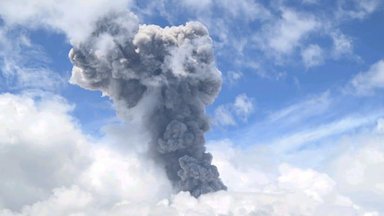 Indonezijoje išsiveržęs ugnikalnis išspjovė 1,5 km aukščio pelenų debesį