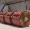 Siurblinis robotas Šveicarijoje suima daiktus ir lipa sienomis