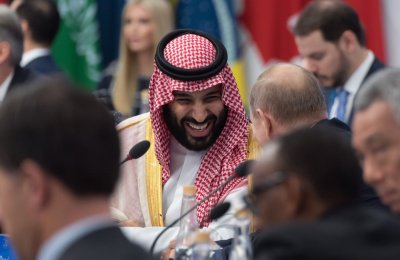 Putino ir Saudo Arabbijos kronprinco pasisveikinimas sukėlė audrą internete