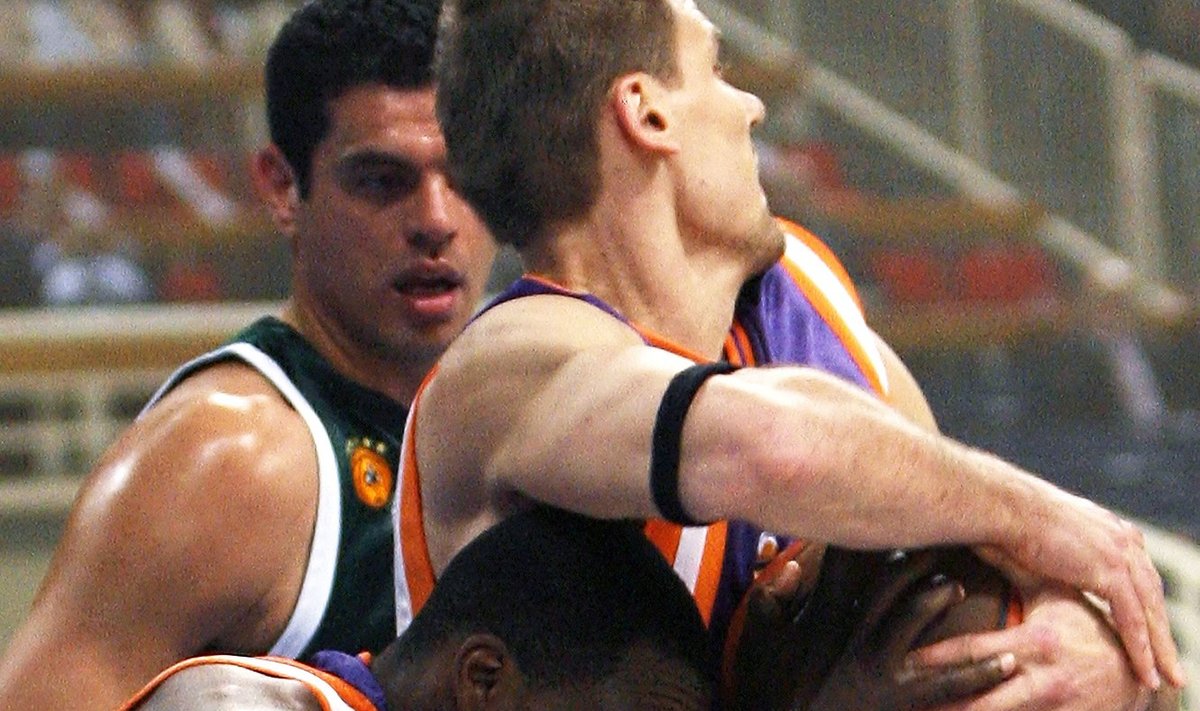 Robertas Javtokas ir Florentas Pietrusas (abu "Valencia") kovoja dėl kamuolio 