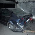 BMW vairuotoja sulaužė garažo vartus ir įstrigo automobilyje