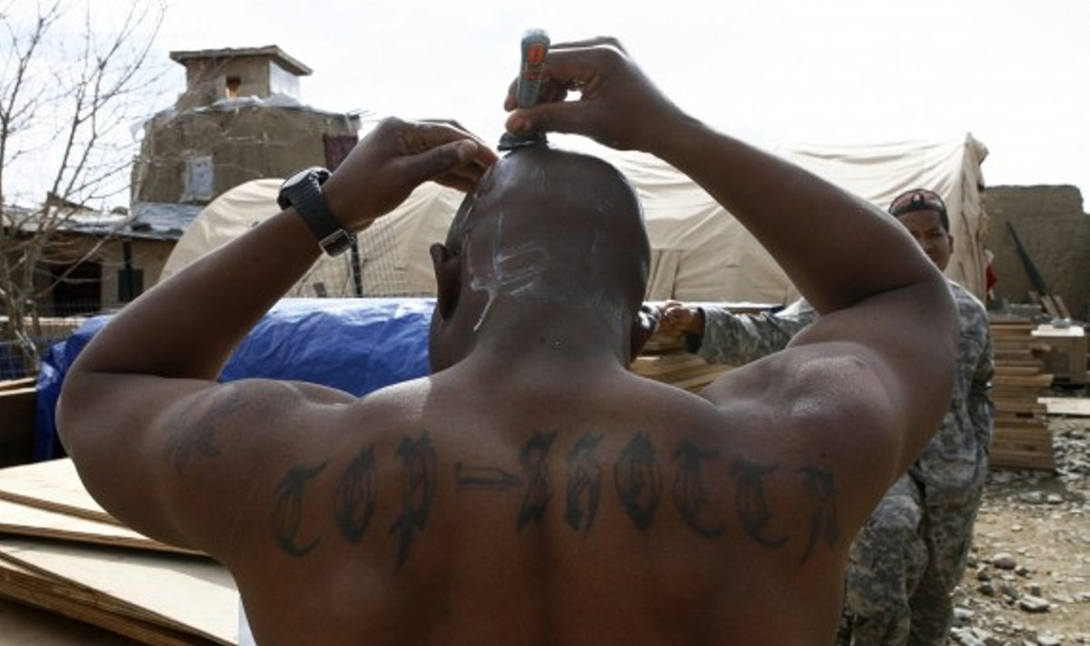 JAV armijos dalinio Afganistane kareivis Dwyane'as Campbellas kruopščiai prižiūri savo šukuoseną.