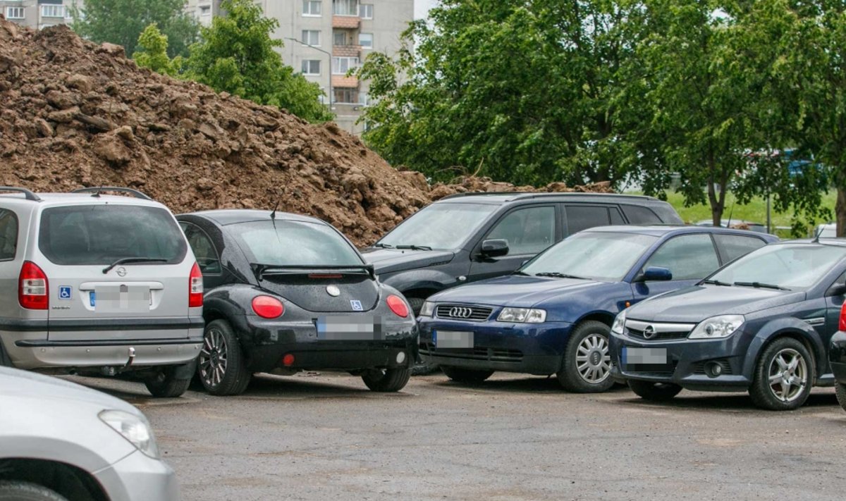 Automobiliai Baltų pr. 4 daugiabučio kieme, Kaune