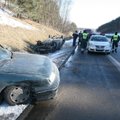Kelyje Vilnius-Kaunas po avarijos vienas automobilis vertėsi, nėščia moteris išvežta į ligoninę