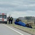 Liūdnai pasibaigę girtų vairuotojų pasivažinėjimai – trenkėsi į medį, automobilį bei stulpelį, o vienas apsivertė net ant stogo