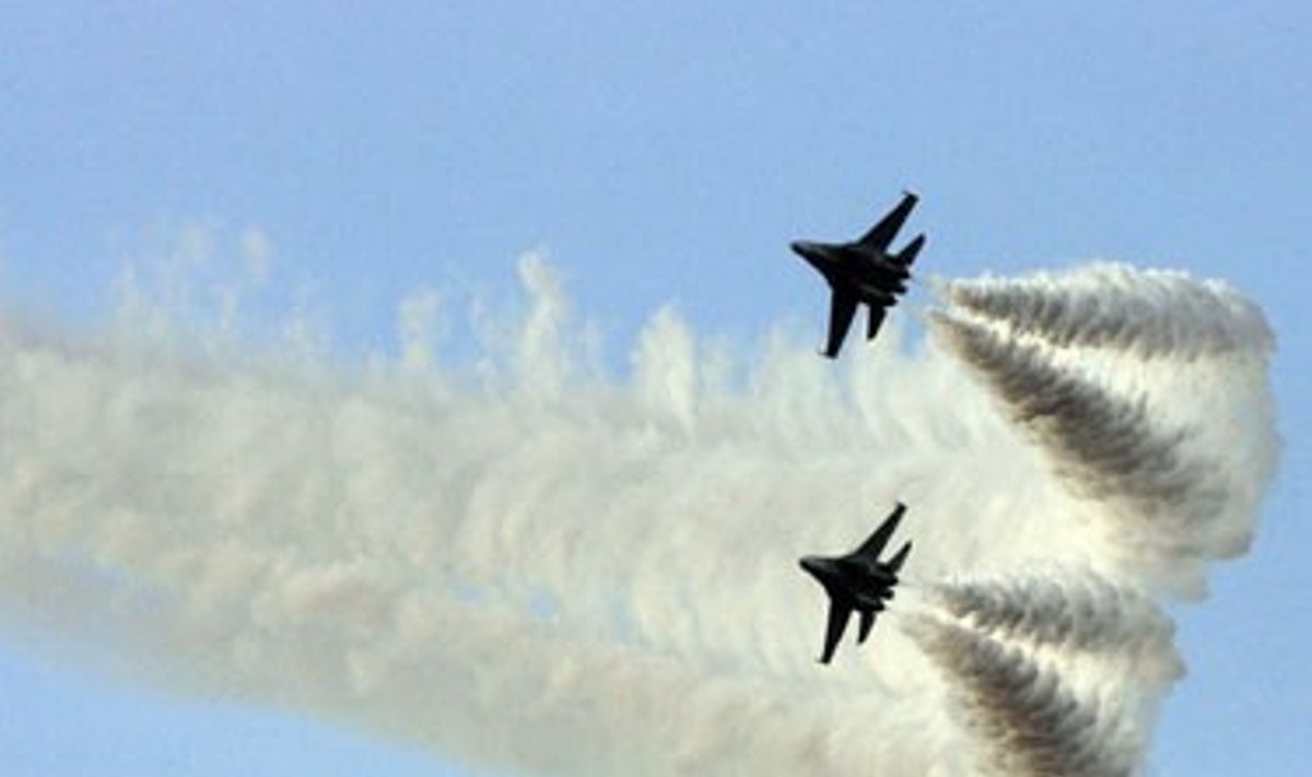 Rusų naikintuvai „Su-30“ Venesuelos kariniame parade.