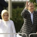 Turtuose besimaudančios R. T. Erdogano žmonos silpnybės verčia iš koto