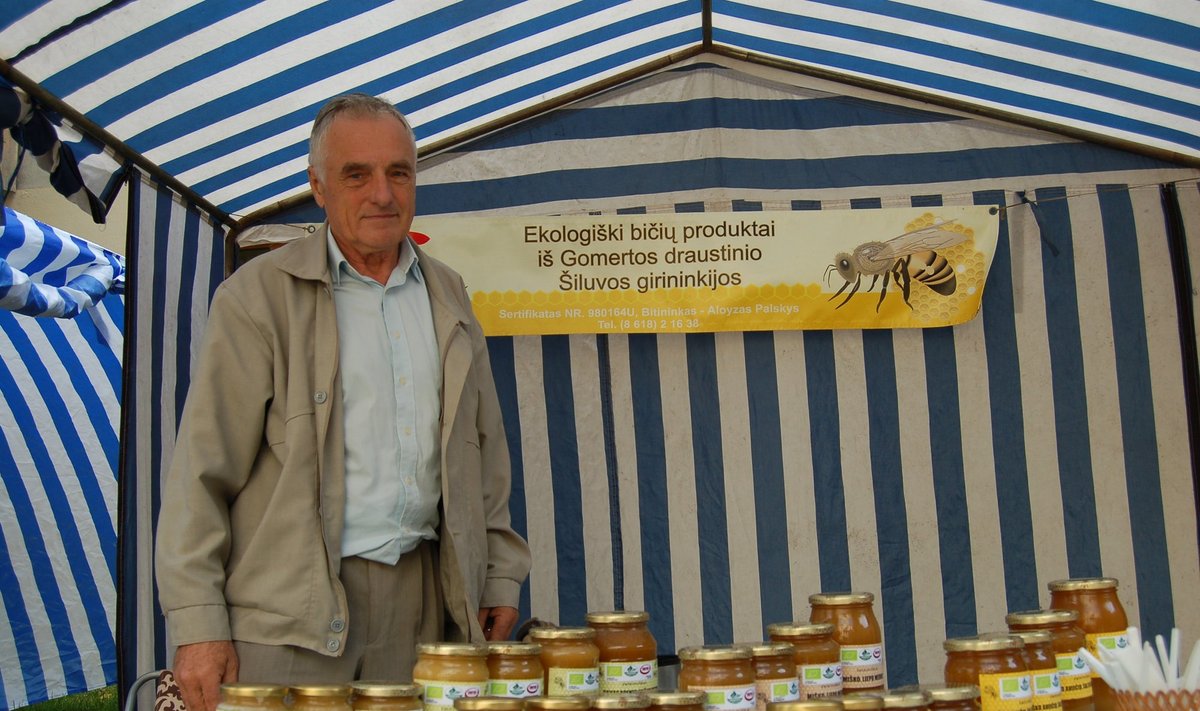 Bitininkas Aloyzas Palskys savo bityno medų ženklina net trimis kokybės sertifikatais, R.Giedraitienės nuotr.