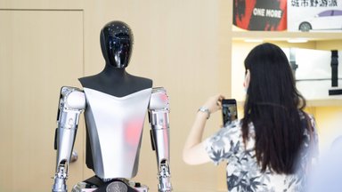 Muskas pranešė, kada „Tesla“ pradės pardavinėti humanoidus „Optimus“: kiek toks robotas kainuos?