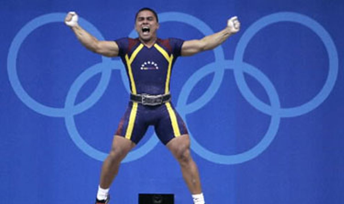 Octavio Mejias iš Venesuelos džiaugiasi pakėlęs 77 kg Atėnų olimpiadoje.