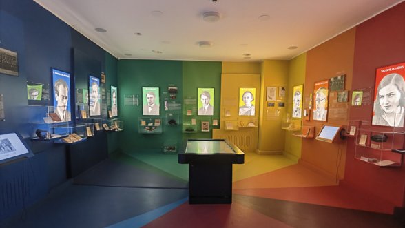 Ekspoziciją vaivorykštės spalvomis nušvietęs Maironio lietuvių literatūros muziejus: jokių užslėptų minčių čia nėra