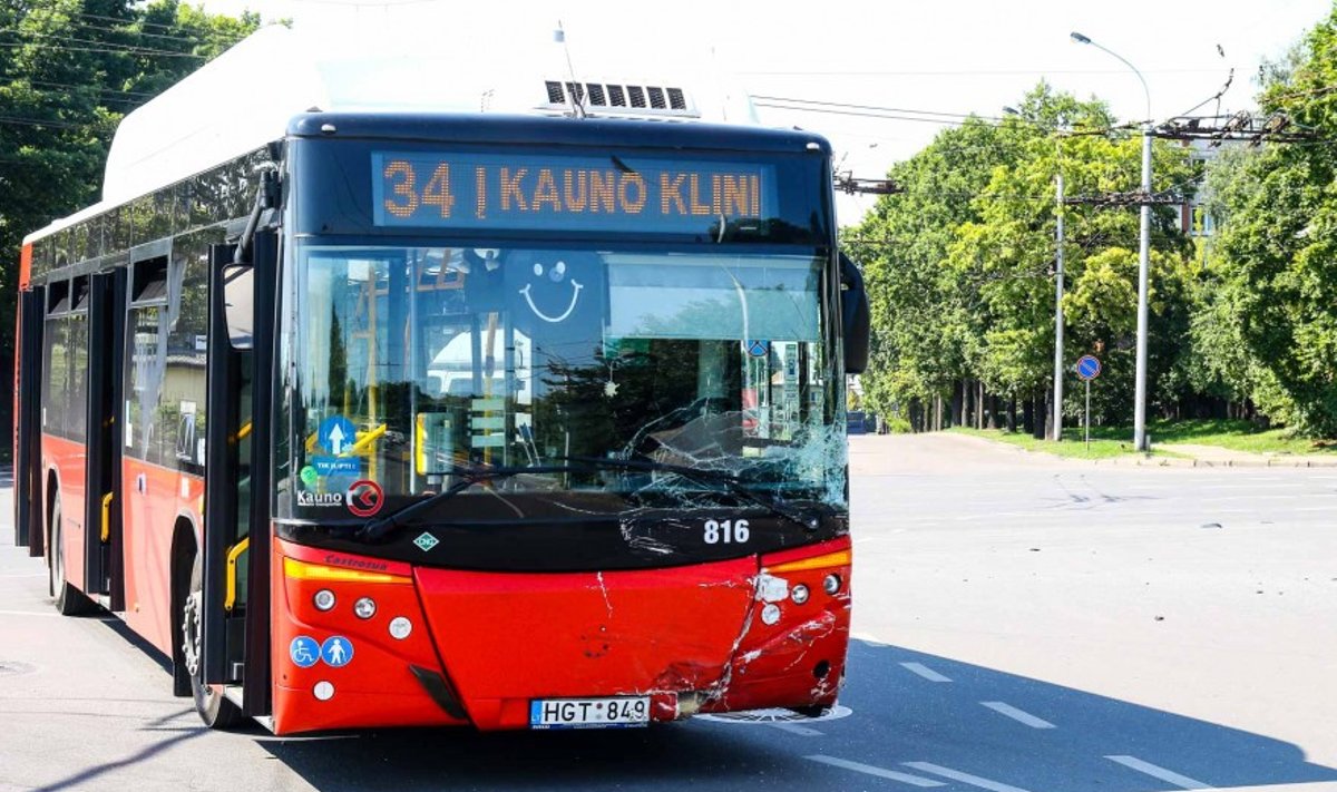 Kaune susidūrė autobusas ir automobilis, du žmonės ligoninėje