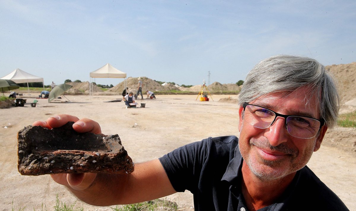 Anot tyrėjo Rémi Martineau, Mare de Sen Gondo rajone aptikta gyvenvietė priskiriama 3500–3000 m. pr. m. e. laikotarpiui. 