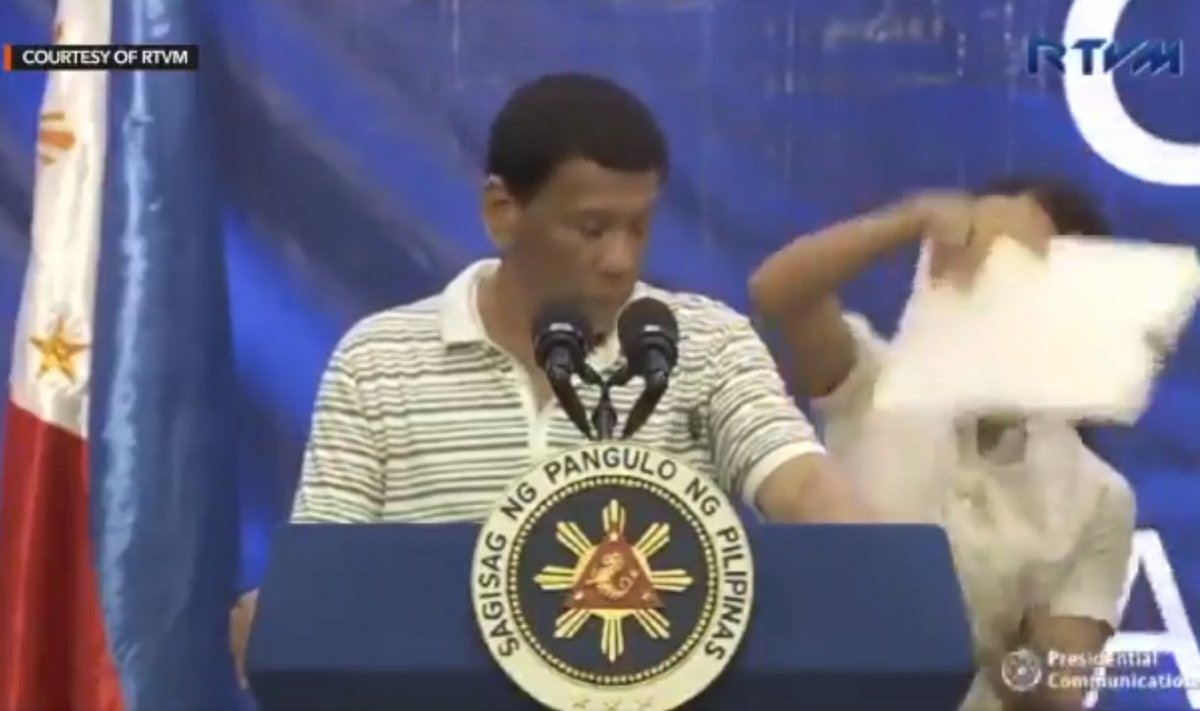 Filipinų prezidento kalbą sutrikdė ant peties užropojęs tarakonas