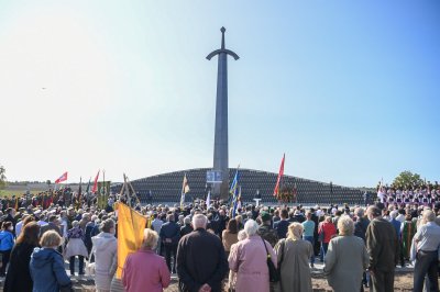 Kryžkalnyje atidengtas monumentas Lietuvos partizanams - kovotojams už šalies nepriklausomybę. 