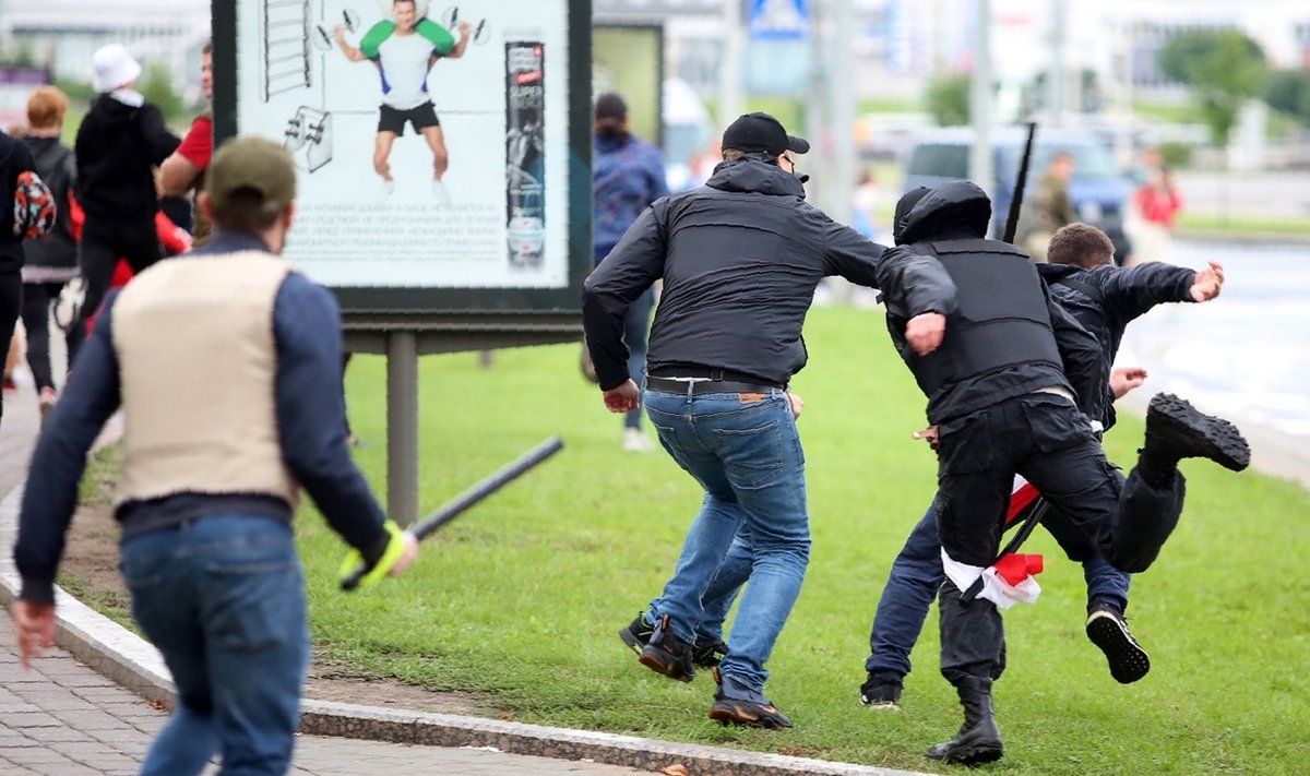 Minske protestuotojus gaudo neuniformuoti vyrai