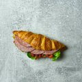 Kruasanų sumuštiniai su saliamiu ir paprikomis – gardūs ir aromatingi pusryčiai