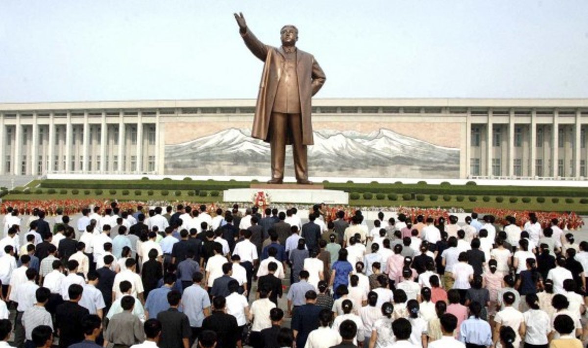 Pchenjane gyventojai neša gėles prie Kim Il-Sungo paminklo, paminėdami 15-ąsias jo mirties metines.