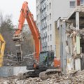 Į Kalniečių prekybos centrą sugrįžo statybinė techniką: pastatą nugriaus ir statys naują