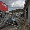 Prie prekybos centro vėjas nuvertė pastolius, apdaužyti aštuoni automobiliai