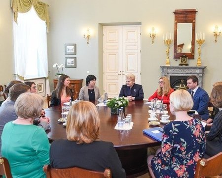 Dalia Grybauskaitė su ekspertais 