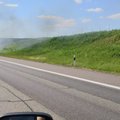 ВИДЕО: на дороге Вильнюс-Каунас внезапно загорелся Chrysler