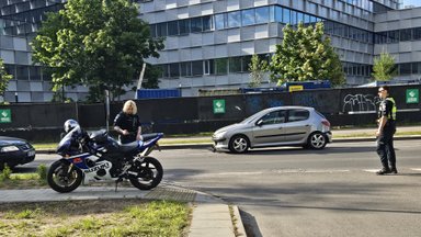 Vilniuje susidūrė du automobiliai ir motociklas, vieną žmogų iš avarijos vietos išvežė medikai 