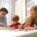 Penki būdai, kaip vaiką išmokyti žaisti savarankiškai: dažnai tam trukdo patys tėvai