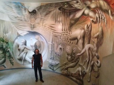 Piotras Kostinas prie savo sukurtos sieninės tapybos