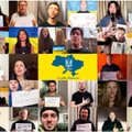Griebia už širdies: Ukrainos žvaigždės sugiedojo šalies himną, plakatuose pasiųsdamos žinią pasauliui