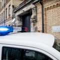 Moteris trukdė policininkui sulaikyti vyrą Vilniuje: spardė, apdraskė plaštaką