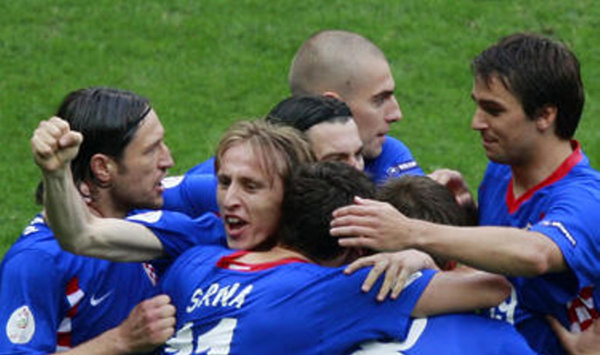 Kroatijos futbolininkai džiaugiasi įvarčiu