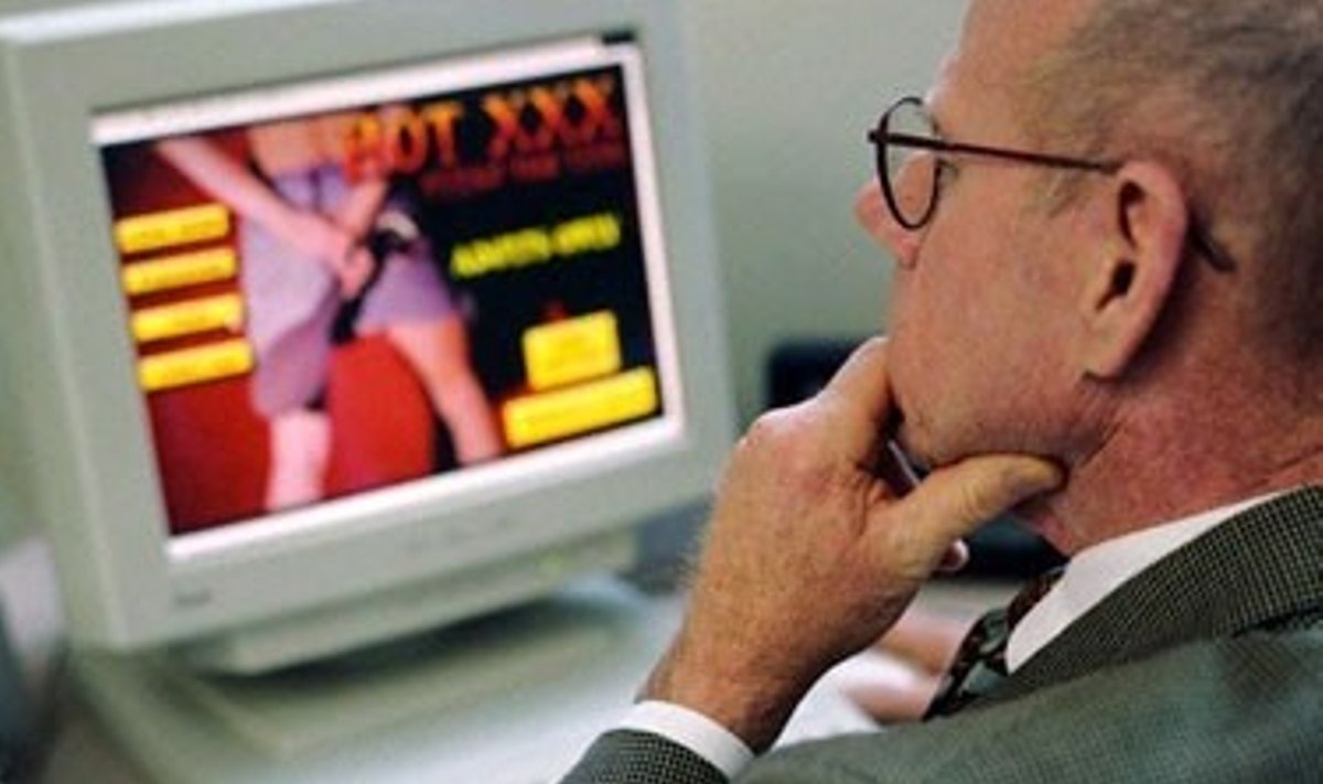Vyras kompiuteryje žiūri porno puslapius