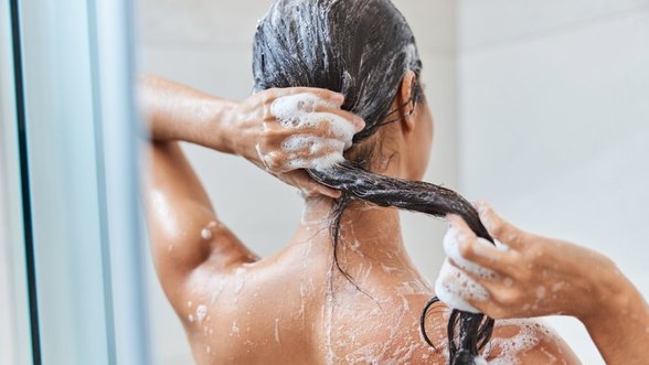 Kaip prižiūrėti plaukus artėjant šaltajam metų sezonui: žmonės daro vieną didelę klaidą ir nežino kas kiek reikia plauti plaukus